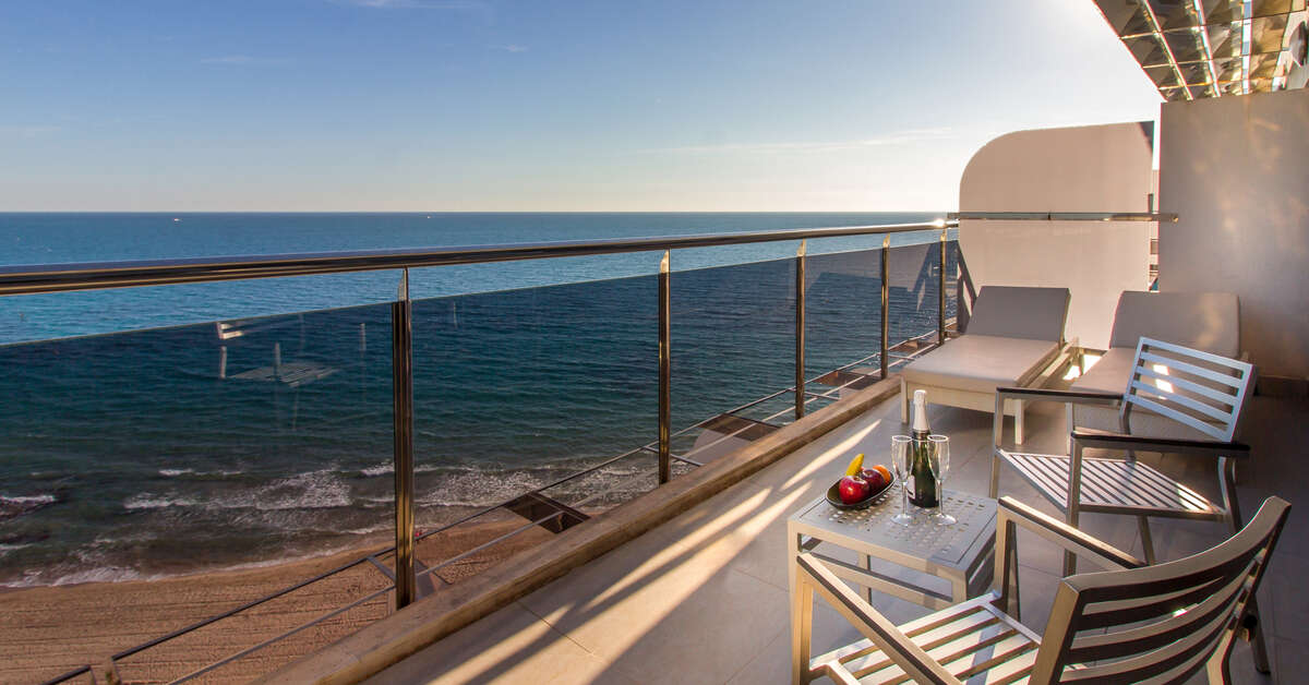 Een foto van het terras bij Solymar Gran Hotel