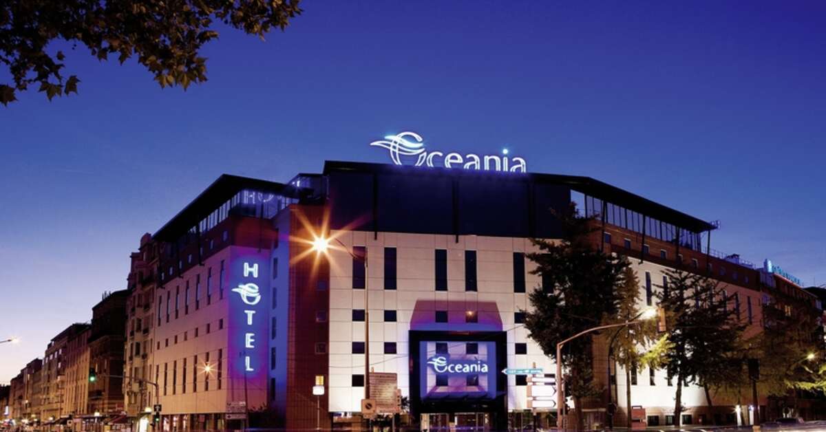 Een foto van de buitenkant van Oceania Port de Versailles