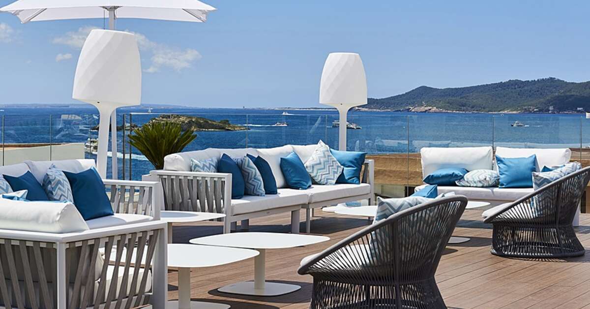 Een foto van het terras bij Eurostars Ibiza