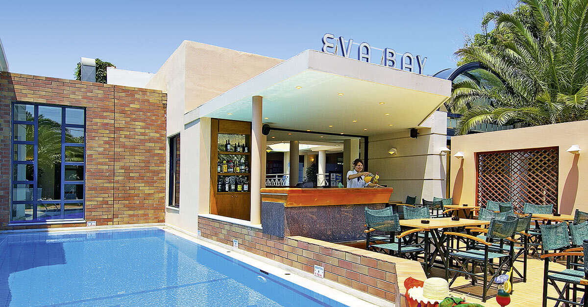 Ein Foto vom Pool im Eva Bay Hotel