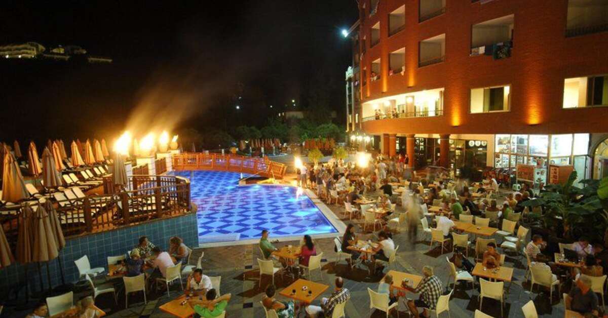 Een foto van het zwembad bij NoxInn Club Hotel