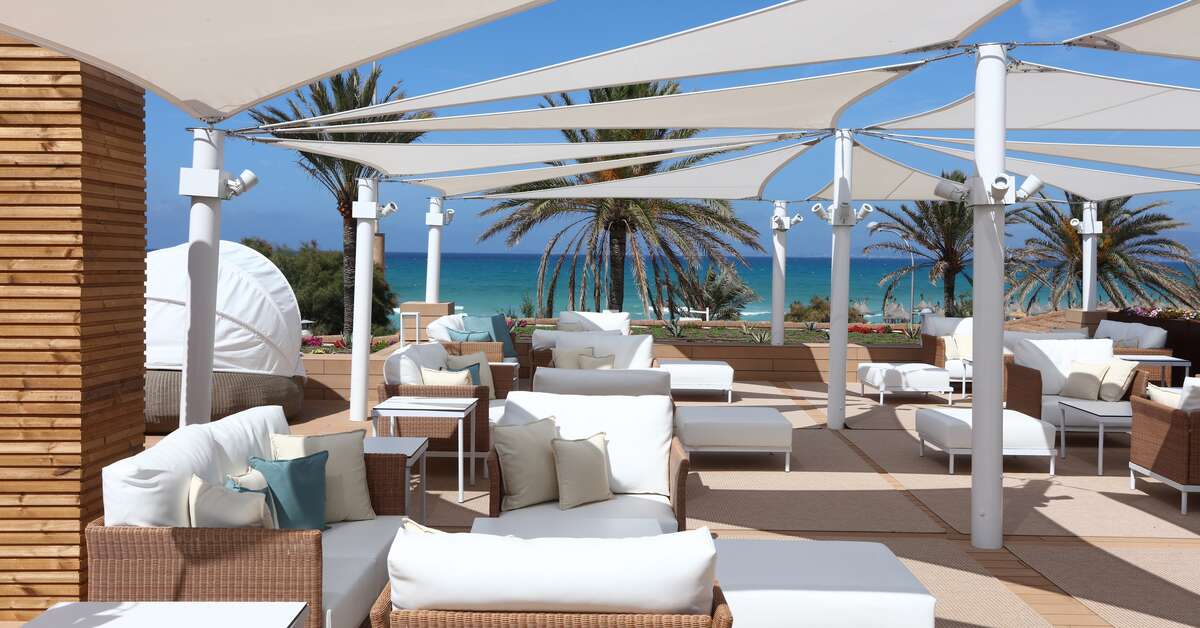 Een foto van het terras bij Iberostar Selection Playa de Palma