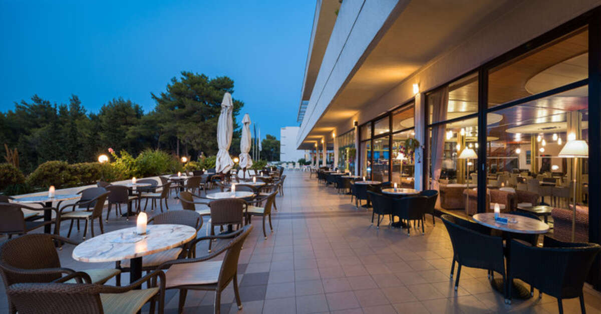 Een foto van het terras bij Hotel Hvar