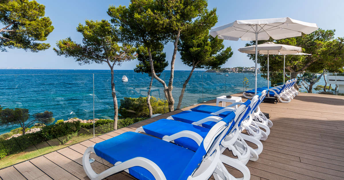 Een foto van het terras bij Aparthotel Ponent Mar