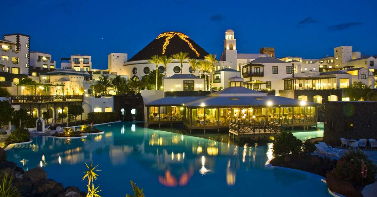 Een foto van de buitenkant van Hotel Livvo Volcan Lanzarote