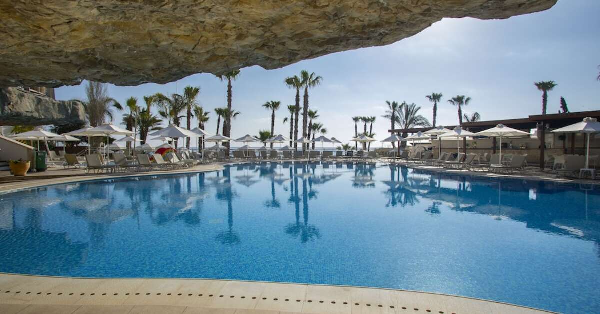 Een foto van het zwembad bij Louis Althea Beach