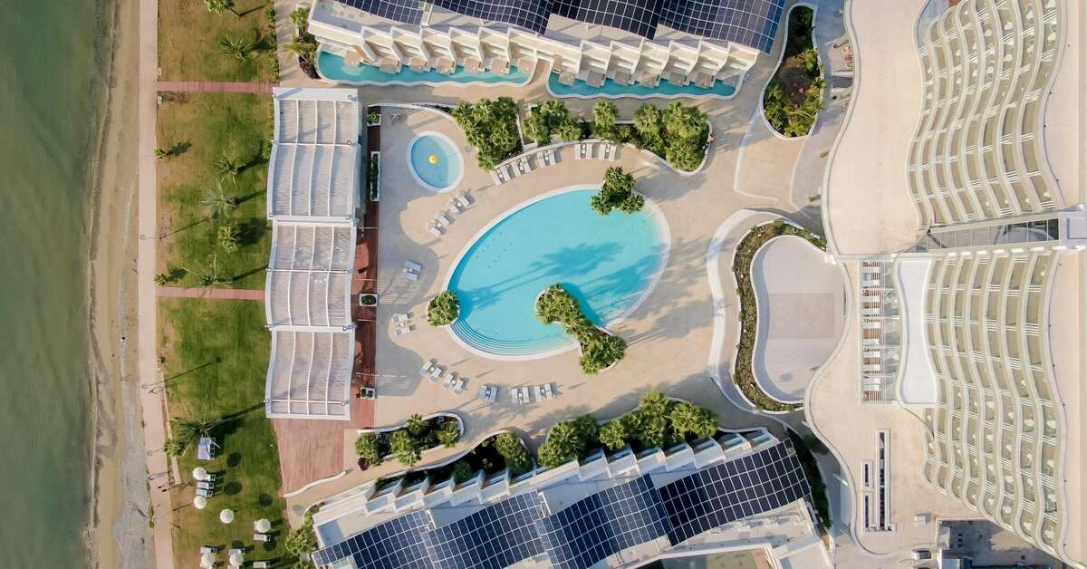 Een foto van het zwembad bij Radisson Larnaca Beach Resort