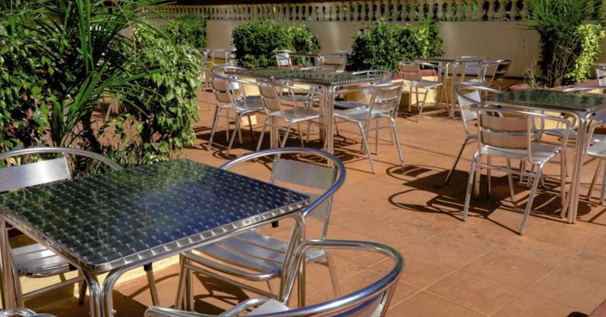 Een foto van het terras bij Badala Park Hotel