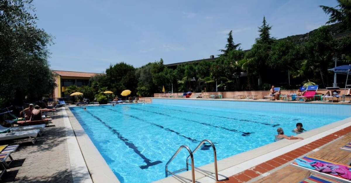 Een foto van het zwembad bij Sporthotel Olimpo