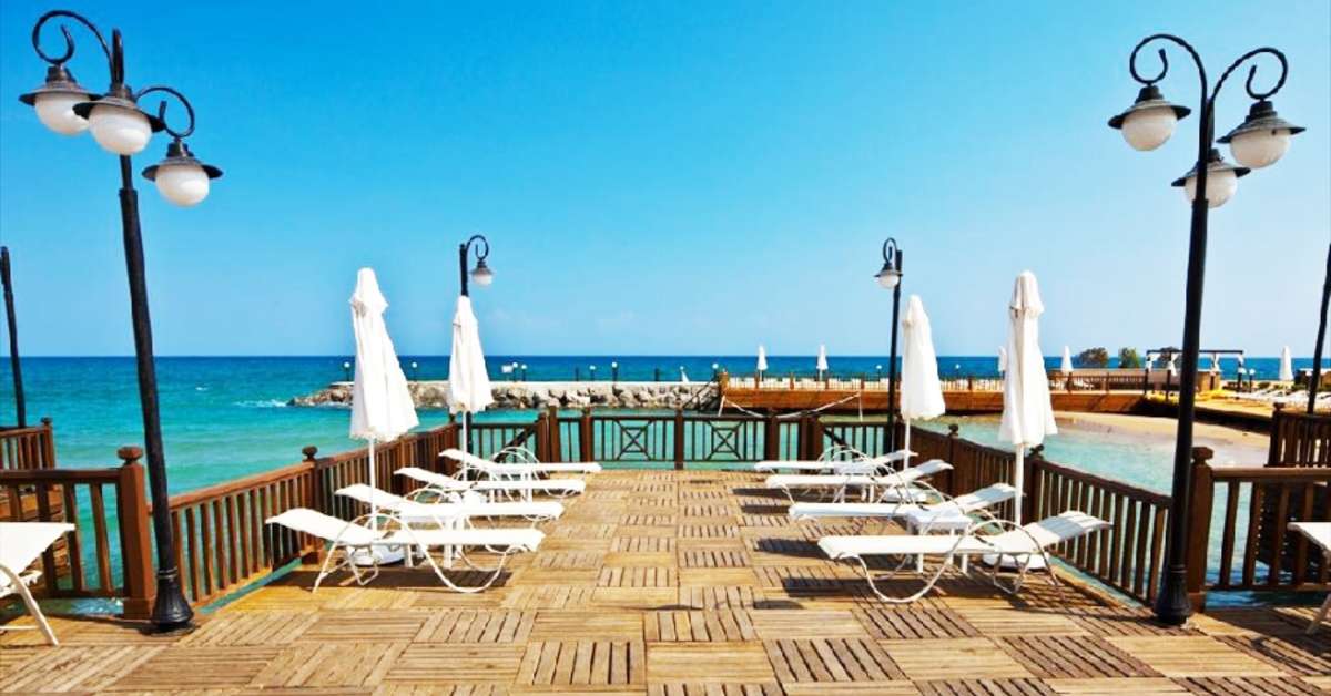 Een foto van het terras bij Ada Beach Hotel