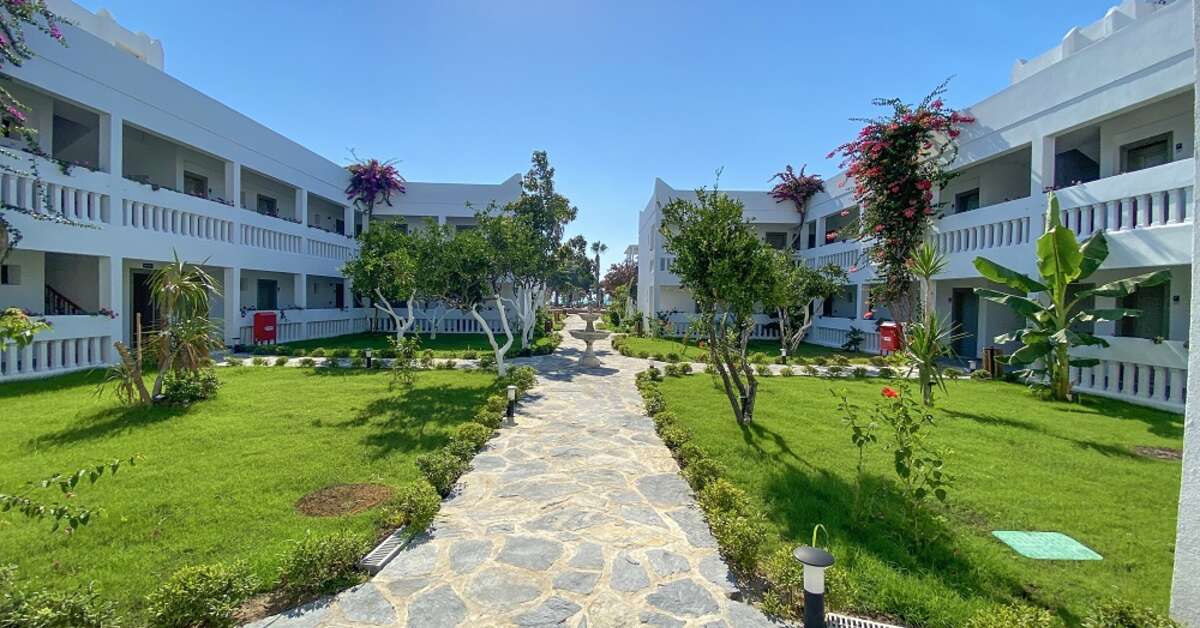 Een foto van de buitenkant van Yalipark Beach Hotel