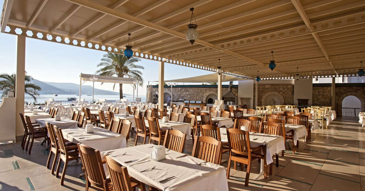 Een foto van het terras bij Salmakis Resort & Spa