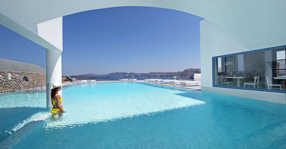 Een foto van het zwembad bij Acroterra Rosa Luxury Suites & Spa