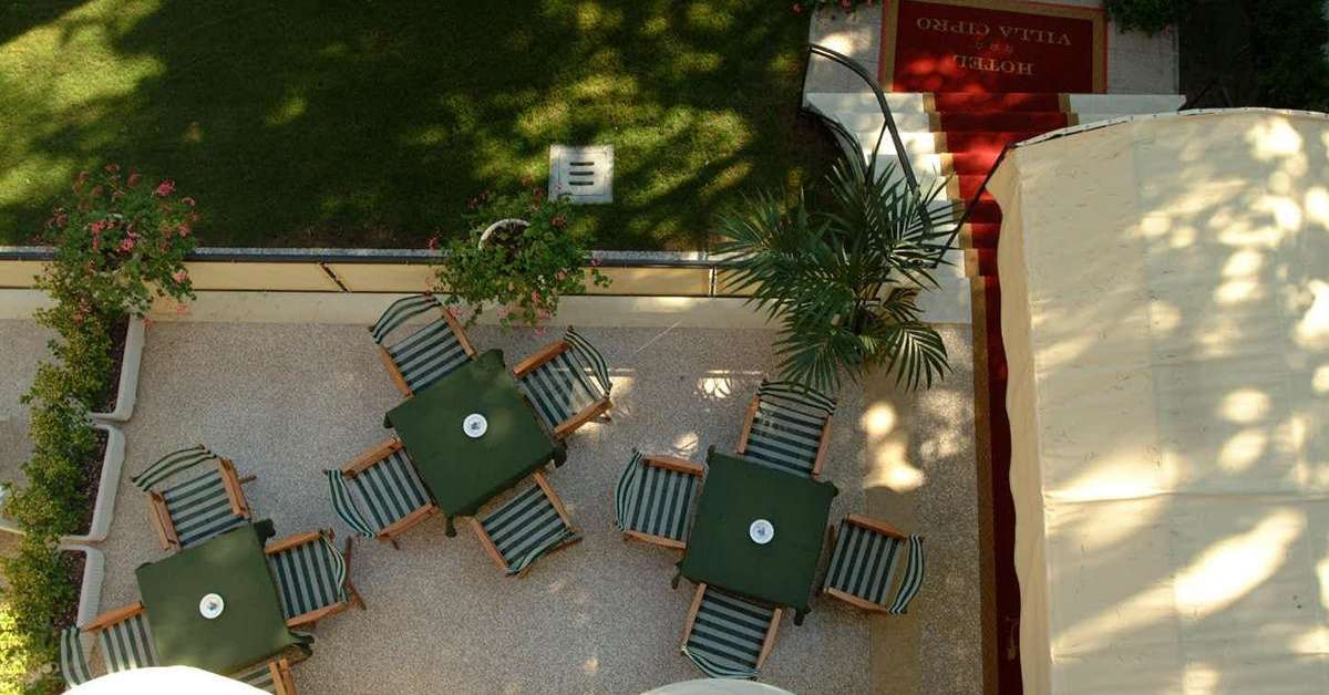Een foto van het terras bij Hotel Villa Cipro