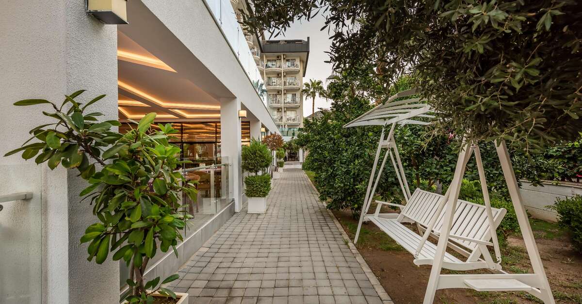 Een foto van het terras bij White City Beach Hotel