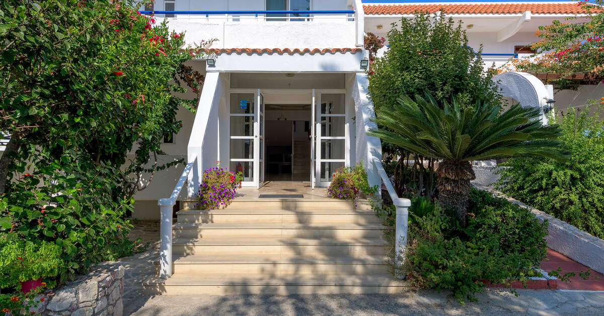 Een foto van de buitenkant van Nirvana Beach Hotel