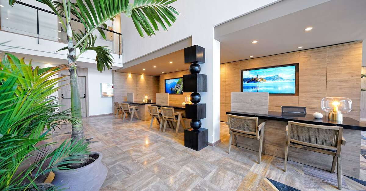 Een foto van het interieur van H10 Costa Mogan