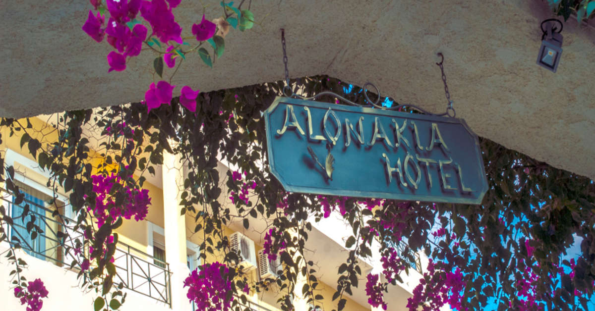 Een foto van de buitenkant van Alonakia Hotel