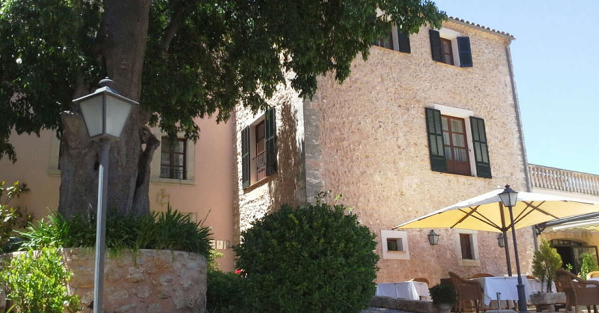 Een foto van de buitenkant van S'Olivaret Hotel Rural