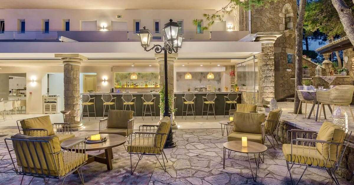 Een foto van het terras bij Hotel Vasilikos Beach
