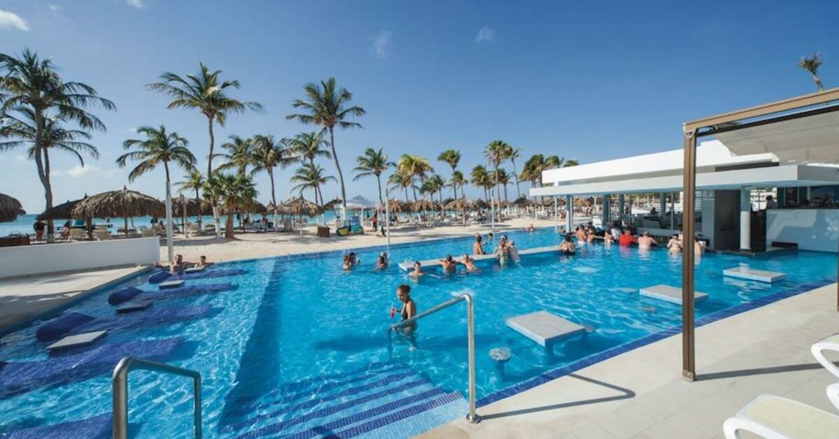 Een foto van het zwembad bij Riu Palace Antillas