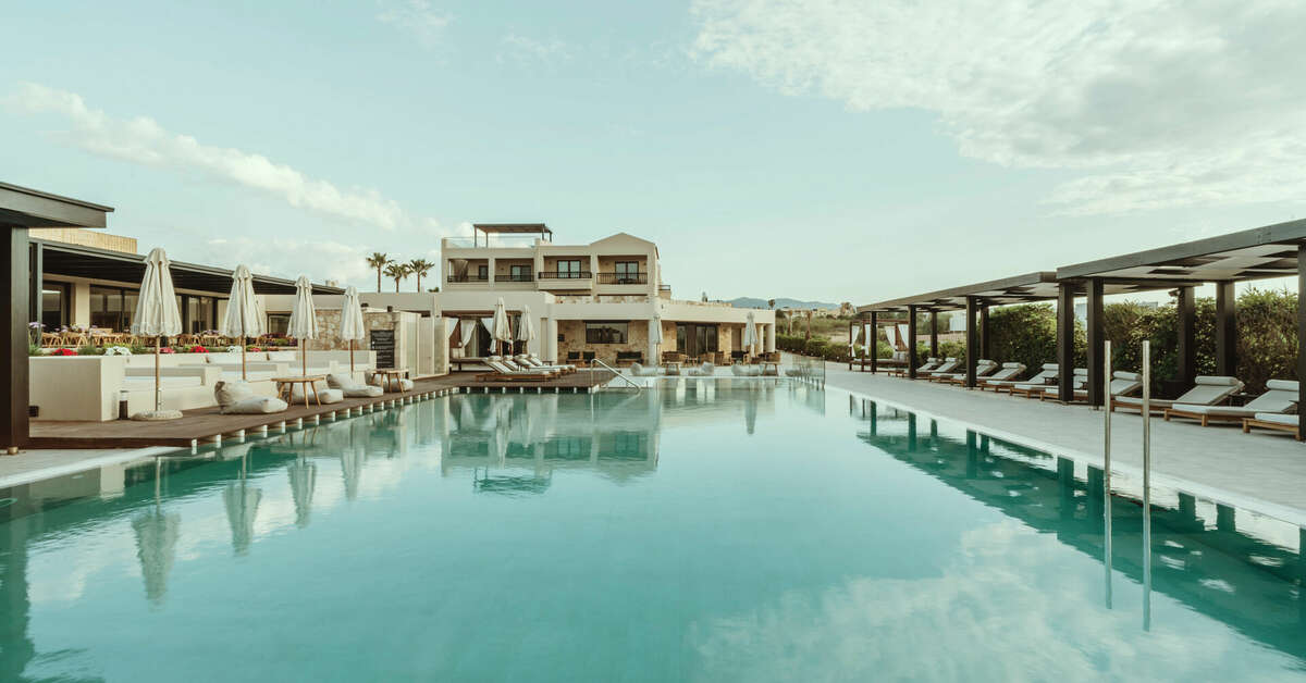 Een foto van het zwembad bij Asterion Suites & Spa