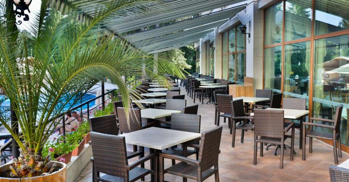 Een foto van het terras bij Hotel Mirabelle