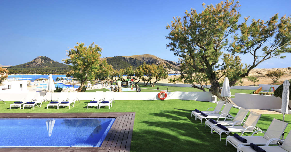 Een foto van het terras bij THB Cala Lliteras