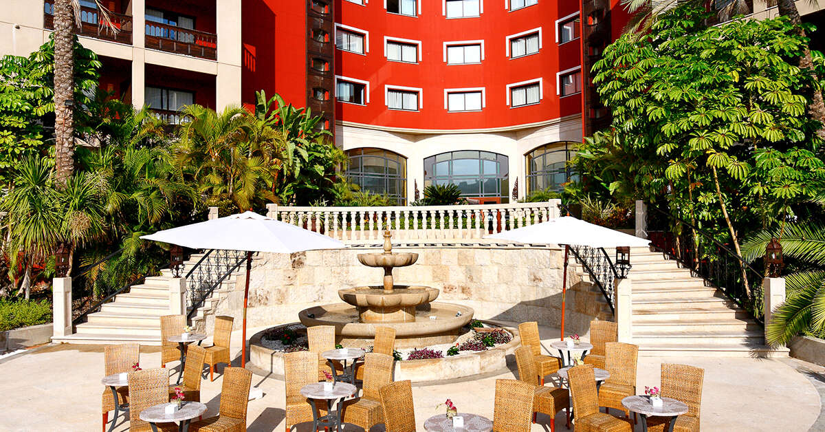 Een foto van de buitenkant van Barcelo Marbella