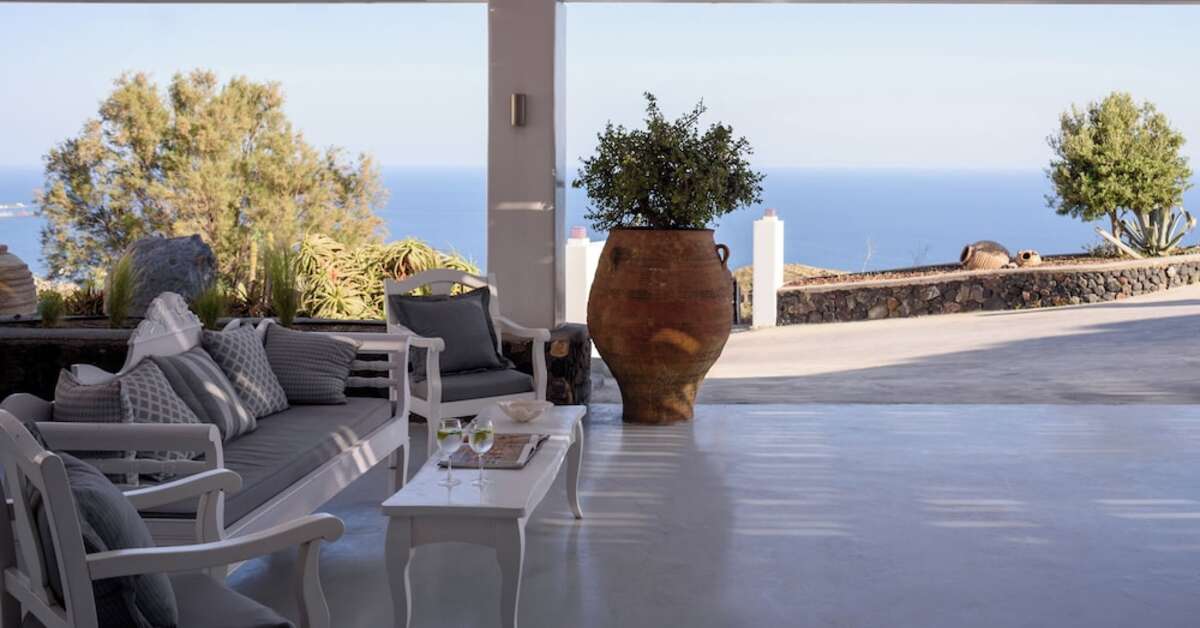 Een foto van het terras bij Kalestesia Suites