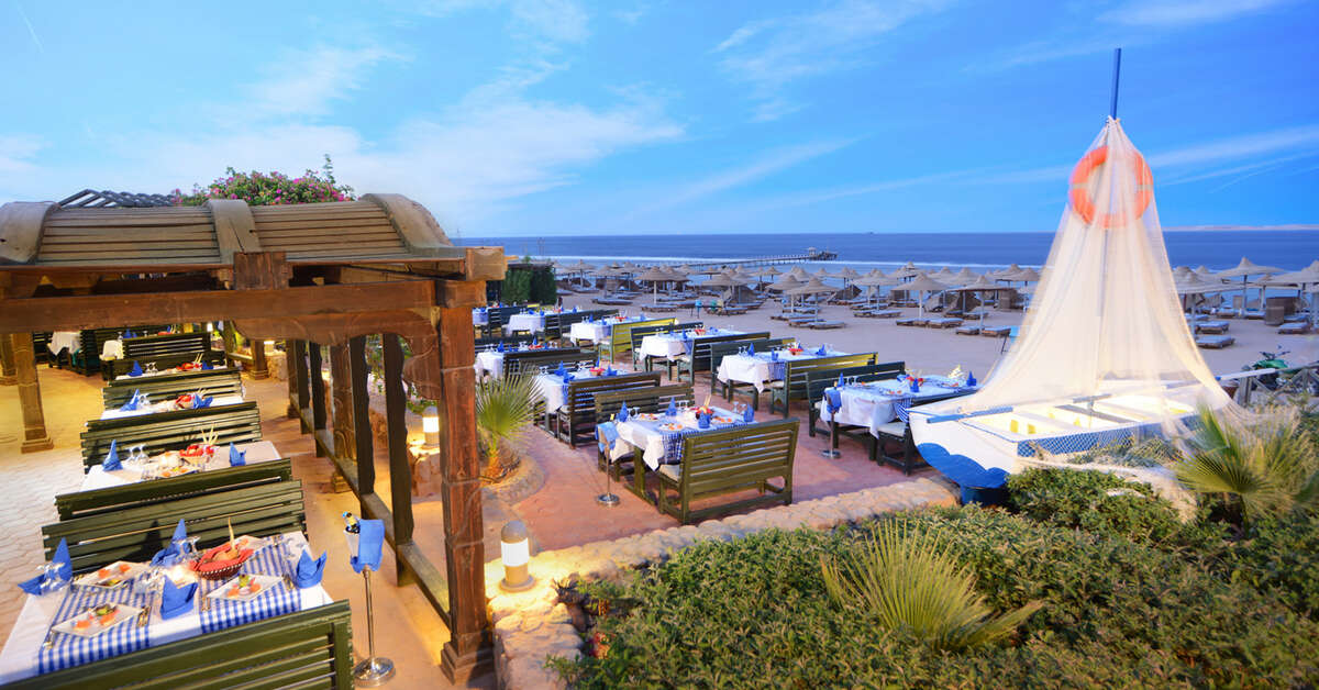 Een foto van het terras bij Charmillion Club Resort