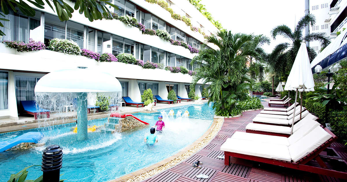 Een foto van het zwembad bij The Cha-Am Methavalai Hotel