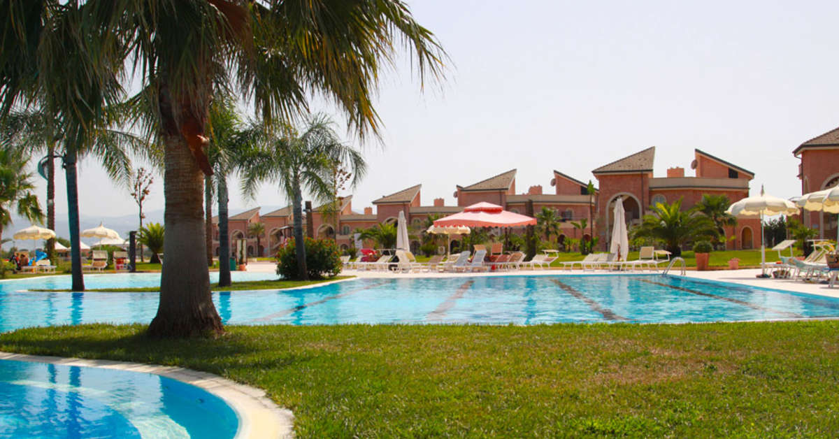 Een foto van het zwembad bij BV Airone Resort