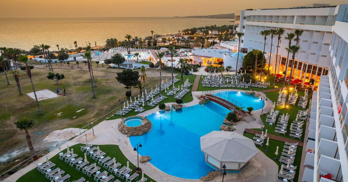Een foto van het zwembad bij Leonardo Laura Beach & Splash Resort