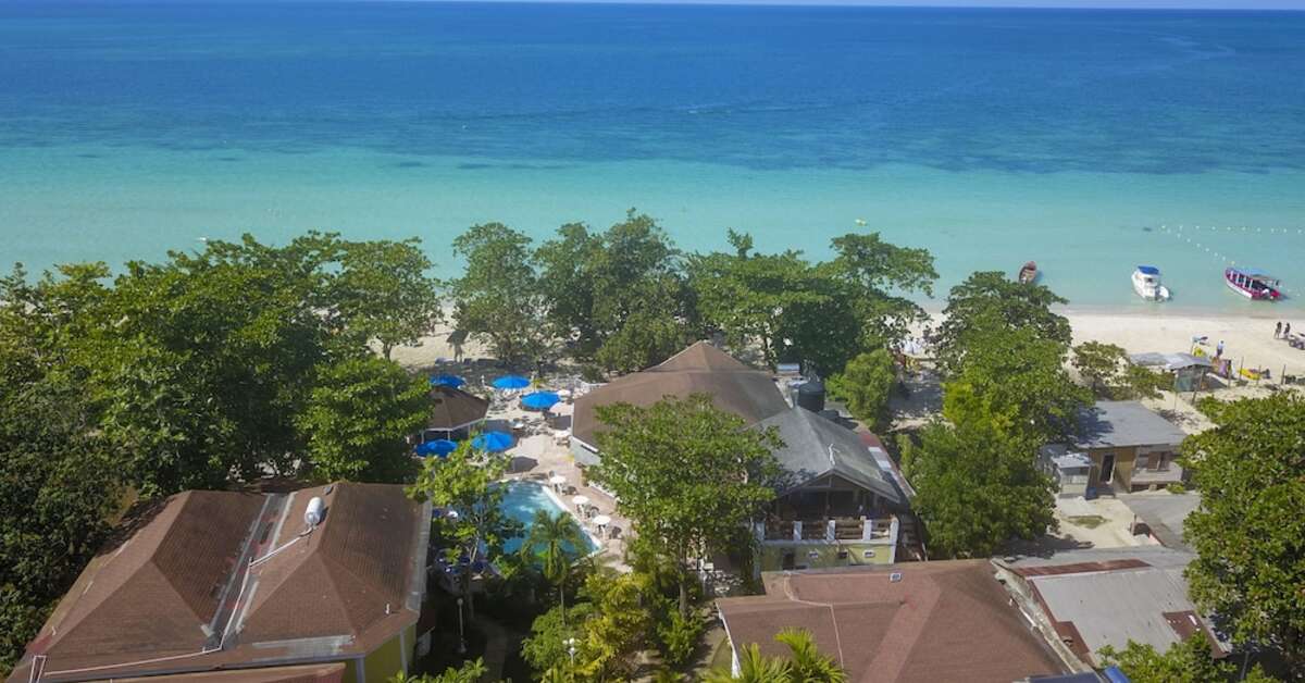 Een foto van de buitenkant van Merril's Beach Resort II