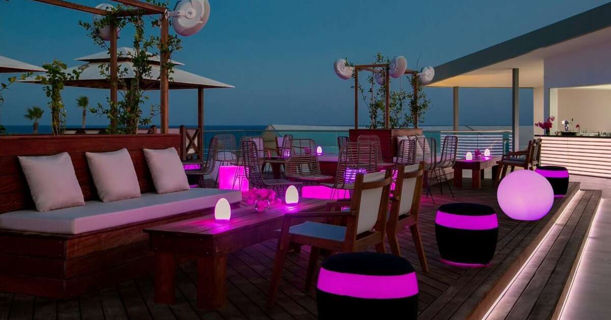 Een foto van het terras bij Asterias Beach Hotel