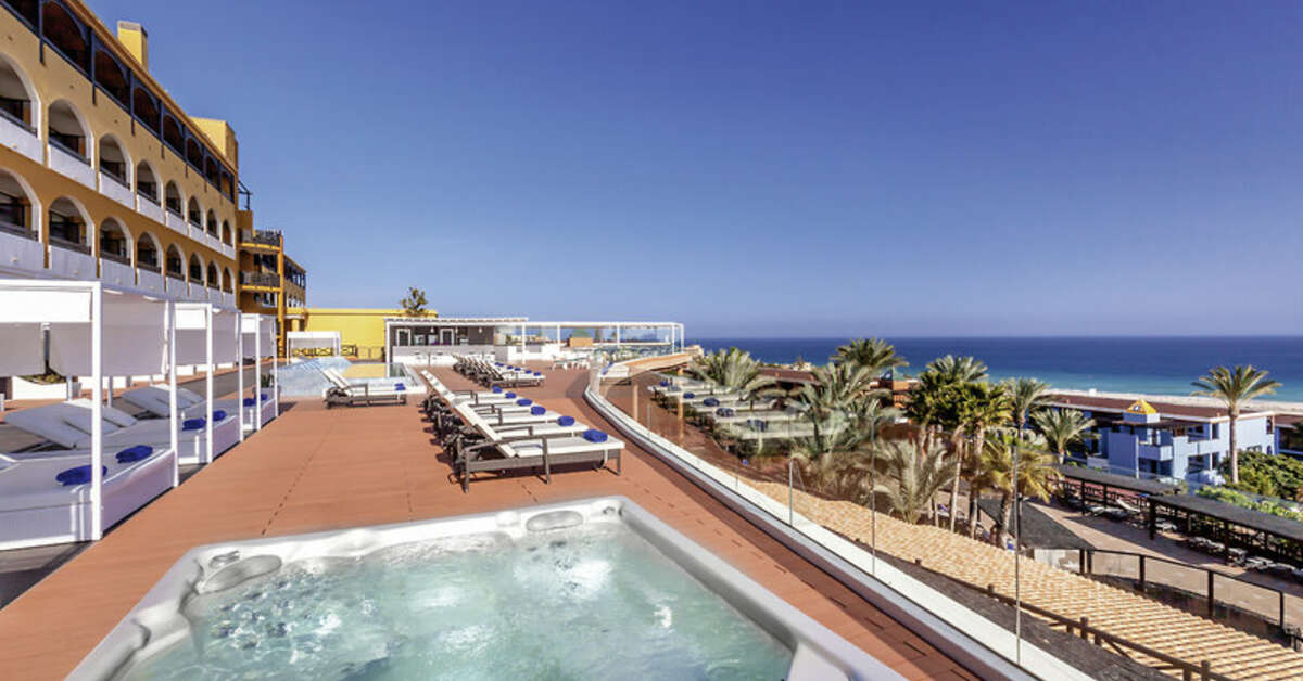 Een foto van het terras bij Occidental Jandia Royal Level
