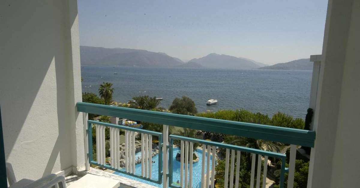 Een foto van het terras bij Tropical Beach Hotel