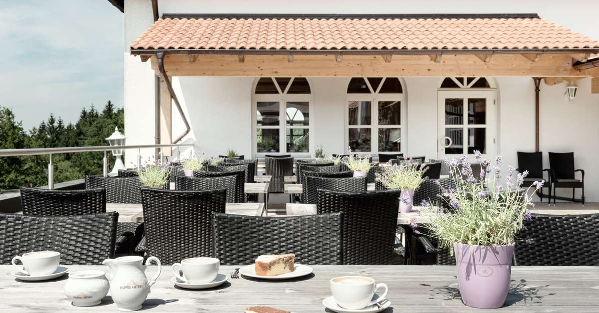 Een foto van het terras bij Burghotel Am Hohen Bogen