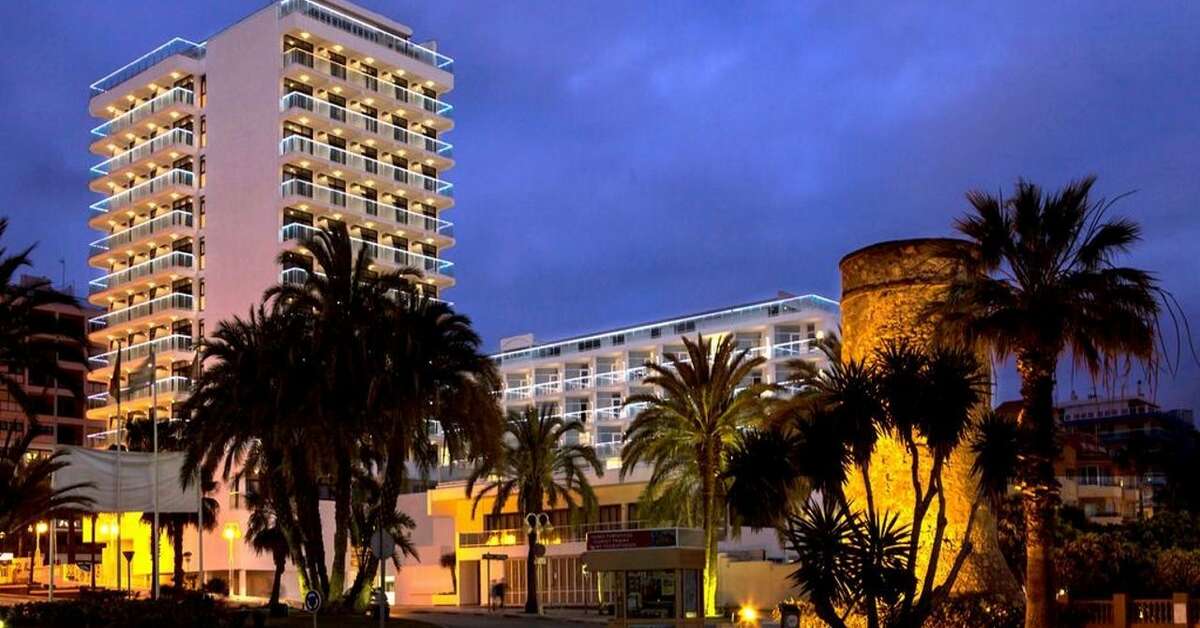 Een foto van de buitenkant van Hotel Alay