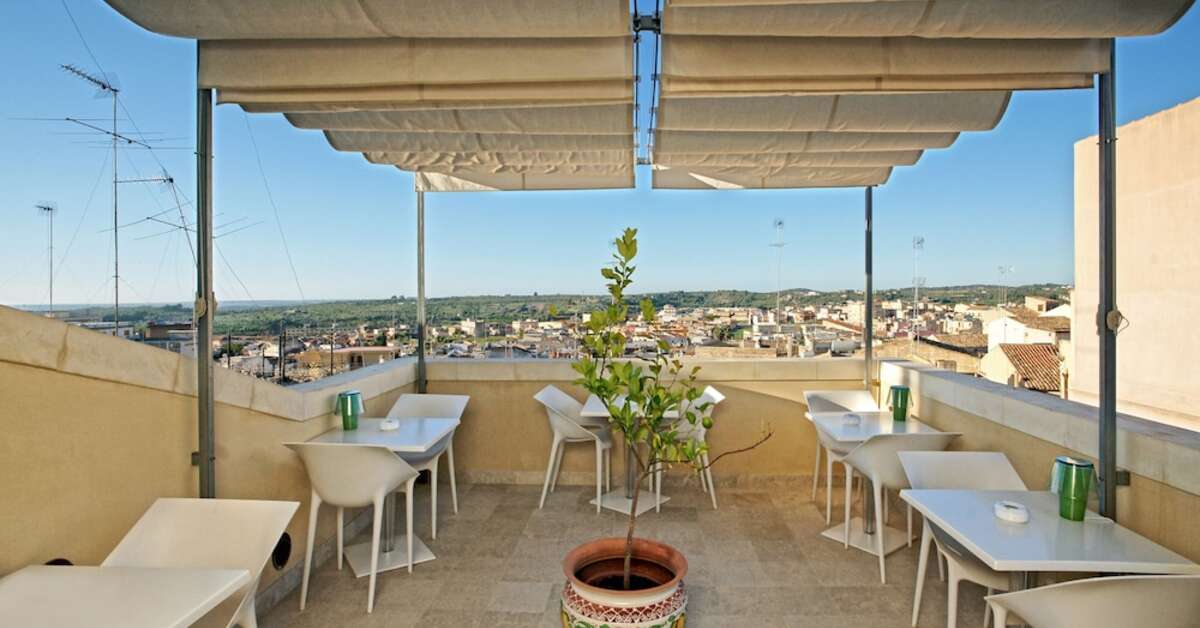 Een foto van het terras bij Hotel Porta Reale