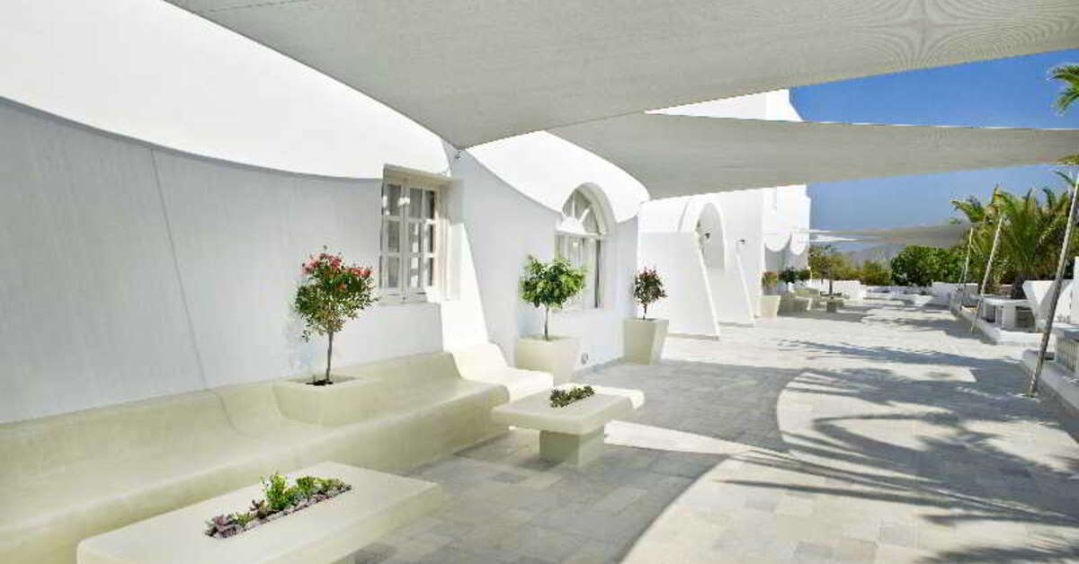 Een foto van de buitenkant van Santorini Palace Hotel