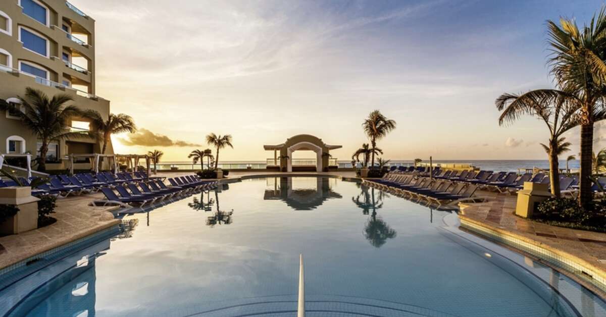 Een foto van het zwembad bij Panama Jack Resorts Gran Caribe Cancun