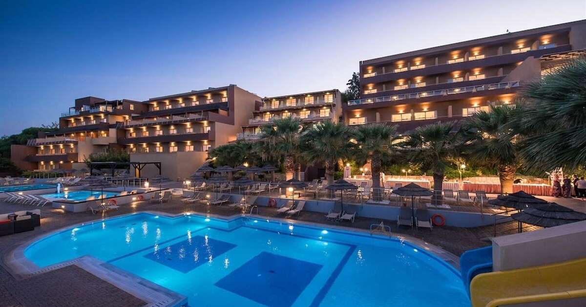 Een foto van het zwembad bij Blue Bay Resort & Spa