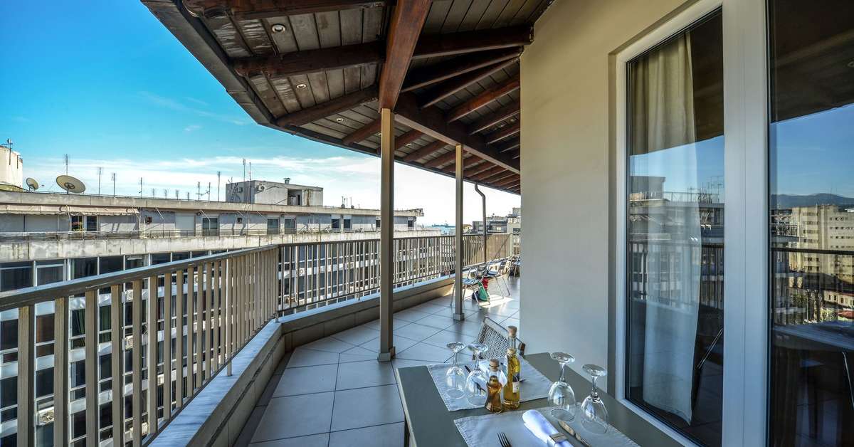 Een foto van het terras bij Astoria Hotel Thessaloniki
