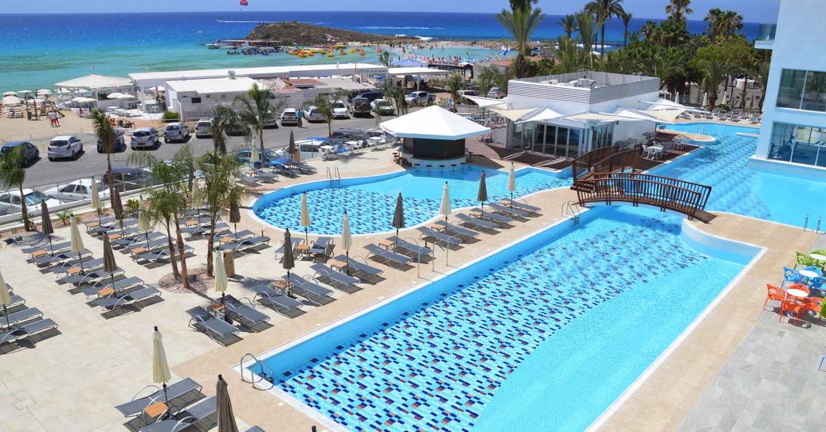 Een foto van het zwembad bij Vassos Nissi Plage Hotel