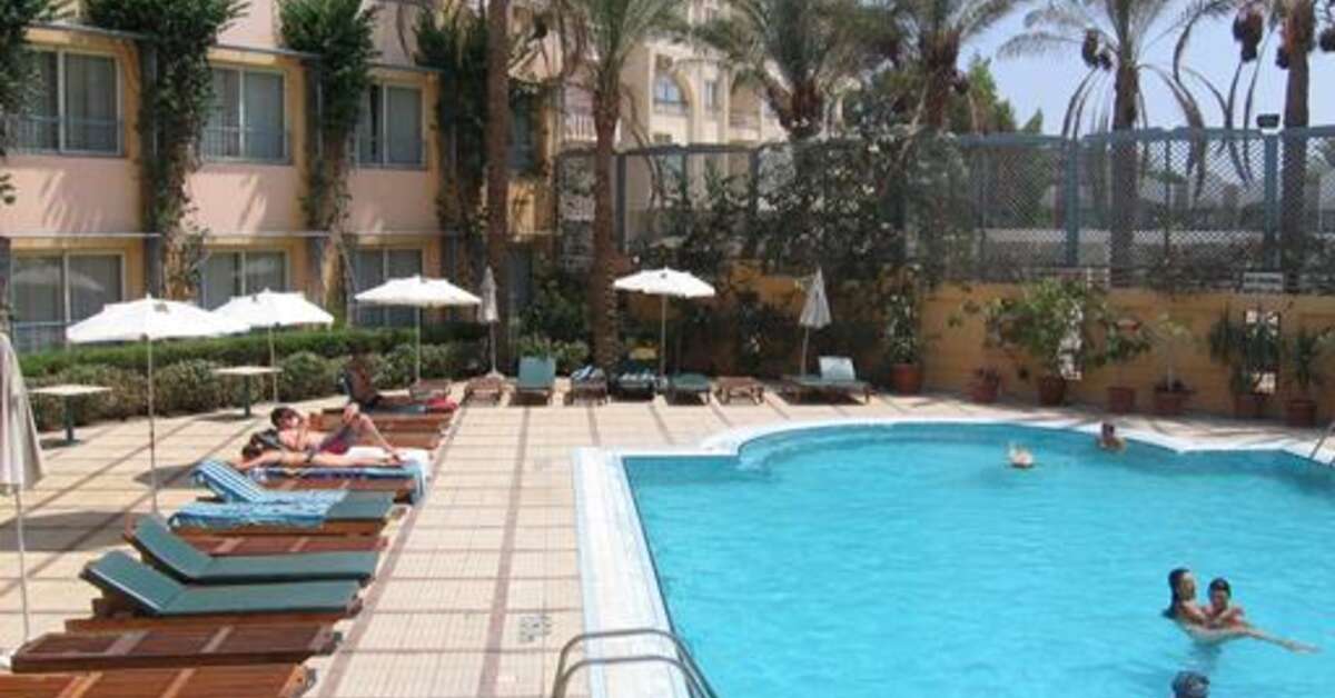 Een foto van het zwembad bij Sea Garden Hotel