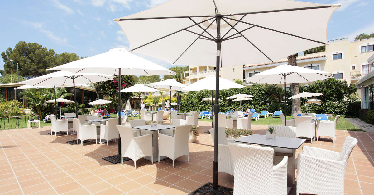 Een foto van het terras bij Grupotel Nilo & Spa