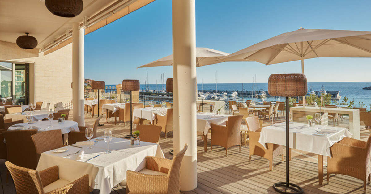Een foto van het terras bij Pure Salt Port Adriano