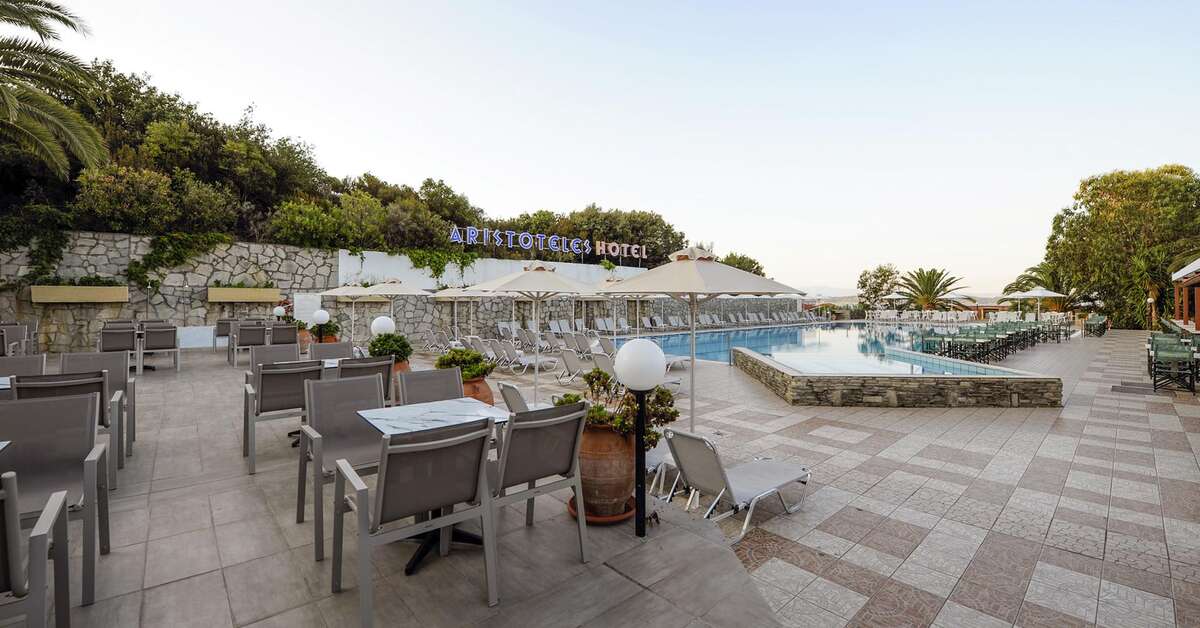 Een foto van het terras bij Aristoteles Holiday Resort & Spa